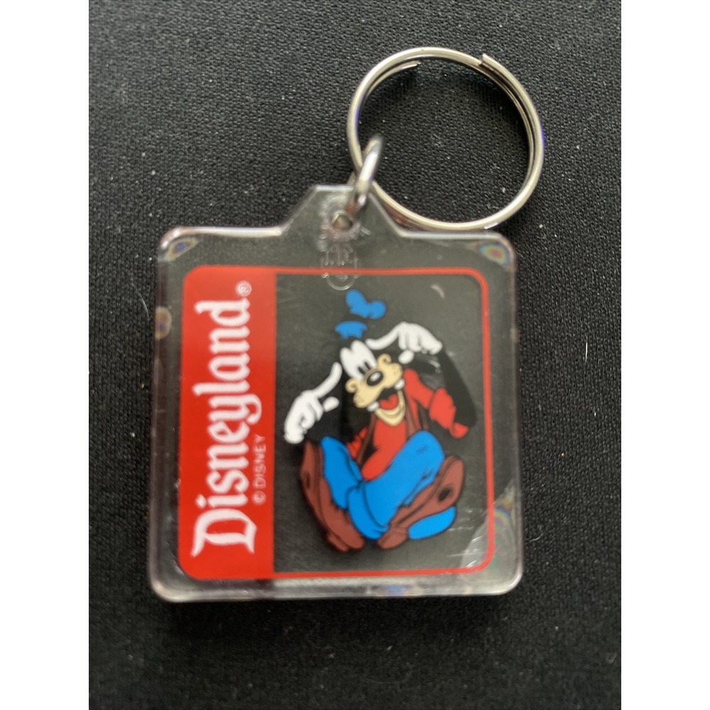 Vintage Disneyland Goofy Acrylic Keychain – Retro Theme Park Souvenir